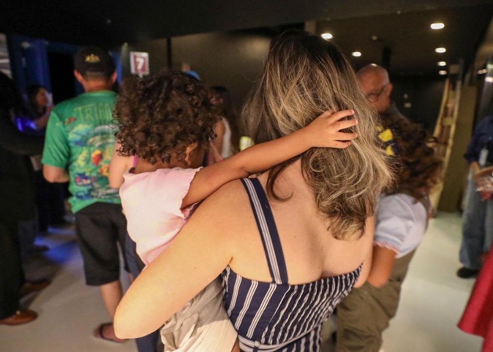 Capa da notícia: Programa Acolher Eles e Elas oferece apoio financeiro e emocional a mais de 180 órfãos de feminicídios